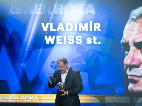 Vladimír Weiss st. (ŠK Slovan Bratislava), ktorý sa stal trénerom roka, vystupuje s ďakovnou rečou na vyhlásení výsledkov galavečera Futbalista roka za rok 2023