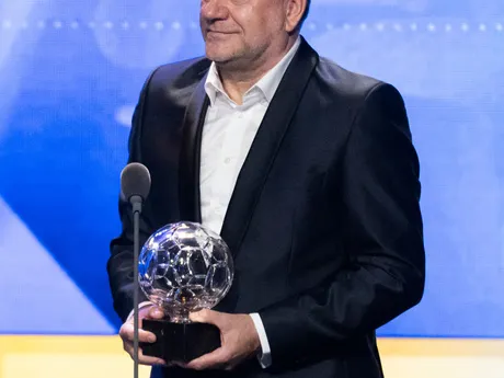Vladimír Weiss st. (ŠK Slovan Bratislava), ktorý sa stal trénerom roka, vystupuje s ďakovnou rečou na vyhlásení výsledkov galavečera Futbalista roka za rok 2023