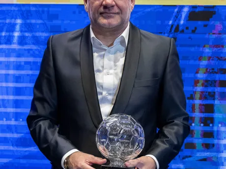 Vladimír Weiss st. (ŠK Slovan Bratislava), ktorý sa stal trénerom roka, pózuje na vyhlásení výsledkov galavečera Futbalista roka za rok 2023