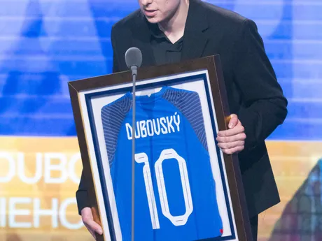 Leo Sauer, ktorý získal Cenu Petra Dubosvkého pre najlepšieho futbalistu Slovenska do 21 rokov, drží zarámovaní dres s číslom 10  počas ďakovnej reči na vyhlásení výsledkov galavečera Futbalista roka za rok 2023
