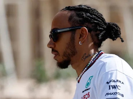 Lewis Hamilton pred Veľkou cenou Bahrajnu 2024.