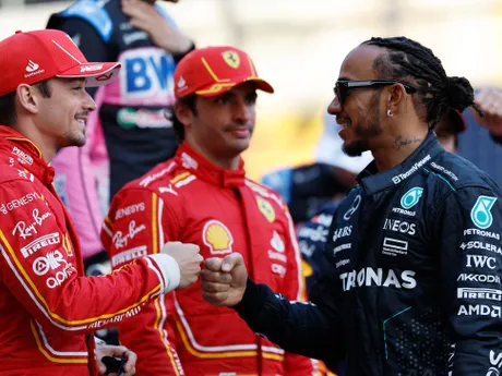 Lewis Hamilton a Charles Leclerc pred Veľkou cenou Bahrajnu 2024.