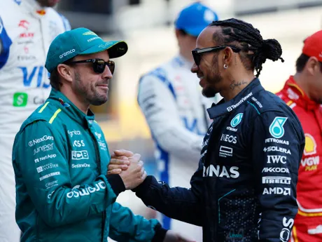 Lewis Hamilton si podáva ruku s Fernandom Alonsom pred Veľkou cenou Bahrajnu 2024.