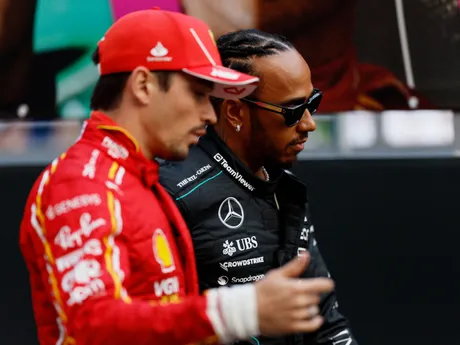 Lewis Hamilton a Charles Leclerc v rozhovore pred Veľkou cenou Bahrajnu 2024.