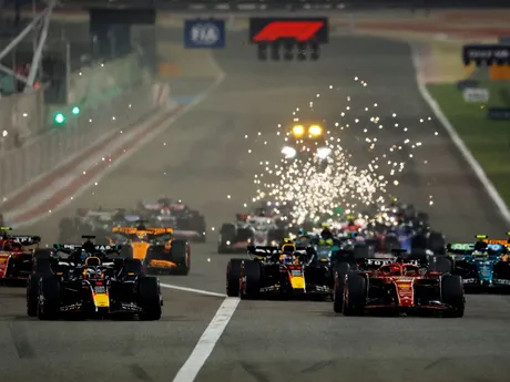 Začiatok Veľkej ceny Bahrajnu 2024, v popredí Max Vestappen a Charles Leclerc.