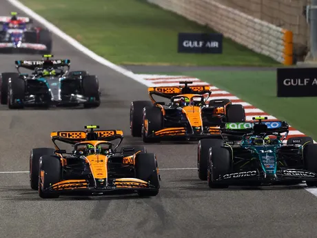 Lando Norris z McLaren a Fernando Alonso z Aston Martin v akcii počas pretekov.