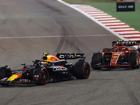 Sergio Perez z Red Bull a Carlos Sainz Jr. z Ferrari v akcii počas pretekov.