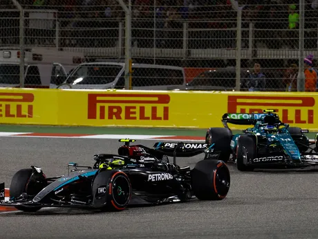 Lewis Hamilton a Fernando Alonso v akcii počas pretekov.