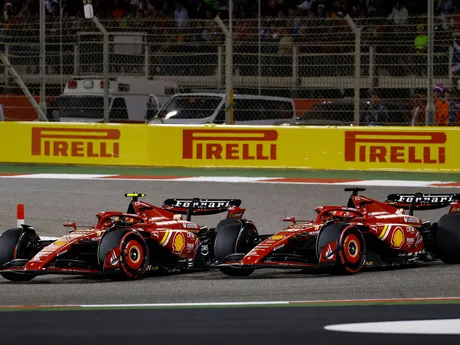 Tímoví kolegovia z Ferrari - Carlos Sainz Jr. a Charles Leclerc v akcii počas pretekov.