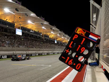 Max Verstappen počas pretekov na Veľkej cene Bahrajnu.