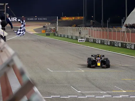 Max Verstappen prechádza cieľovou rovinkou a víťazí na Veľkej cene Bahrajnu.