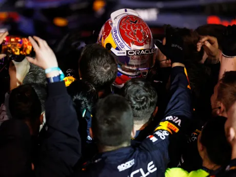 Max Verstappen oslavuje víťazstvo v Bahrajne so svojimi kolegami z Reb Bull-u.