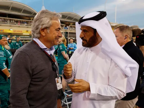 Rally jazdec Carlos Sainz Sr. v rozhovore s FIA prezidentom Mohammed Ben Sulayem po pretekoch.