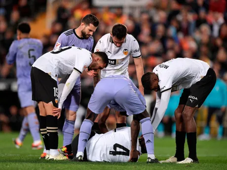 Soccer Football - LaLiga - Valencia v Real Madrid - Mestalla, Valencia, Spain - March 2, 2024
Valencia's Mouctar Diakhaby reacts after sustaining an injury as players look on REUTERS/Pablo Morano