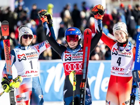 Michelle Gisinová, Zrinka Ljutičová a Mikaela Shiffrinová po slalome v Aare. 