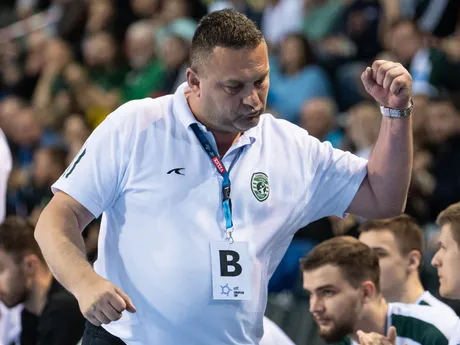 Radosť trénera Prešova Pavla Jana v odvete štvrťfinále Európskeho pohára EHF medzi Tatran Prešov a FCT-Green Collect Budapešť.