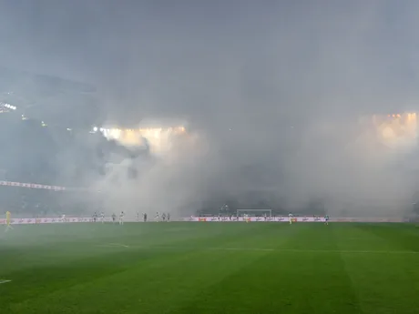 Na snímke pohľad na zadymenú hraciu plochu počas zápasu ŠK Slovan Bratislava - FC Spartak Trnava.