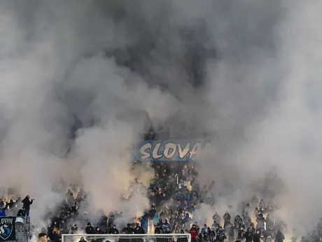 Na snímke fanúšikovia zapálili svetlice a dymovnice počas zápasu ŠK Slovan Bratislava - FC Spartak Trnava.