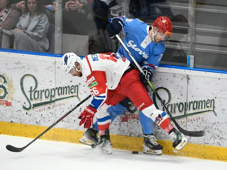 Jakub Nespala (Liptovský Mikuláš) a vpravo Michal Beňo (Slovan) počas 50. kola hokejovej Tipos extraligy HC Slovan Bratislava – HK 32 Liptovský Mikuláš.