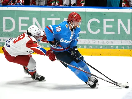 Brett Findlay (Slovan) a vľavo  Daniel Vladimír Tkáč (Liptovský Mikuláš) počas 50. kola hokejovej Tipos extraligy HC Slovan Bratislava – HK 32 Liptovský Mikuláš.