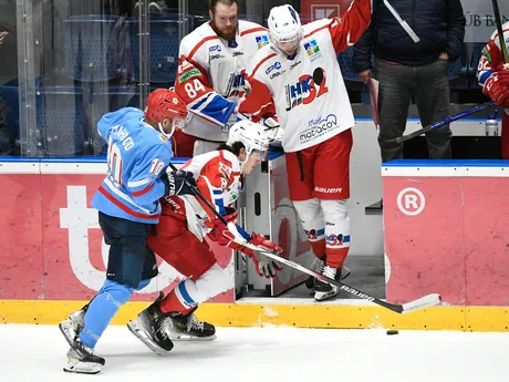 Samson Mahbod (Slovan) a vpravo  Daniel Vladimír Tkáč (Liptovský Mikuláš) počas 50. kola hokejovej Tipos extraligy HC Slovan Bratislava – HK 32 Liptovský Mikuláš.