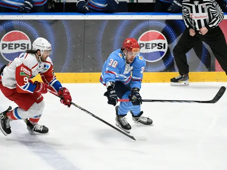 Liam Pecararo (Slovan) a vľavo Severi Lahtinen (Liptovský Mikuláš) počas 50. kola hokejovej Tipos extraligy HC Slovan Bratislava – HK 32 Liptovský Mikuláš.

