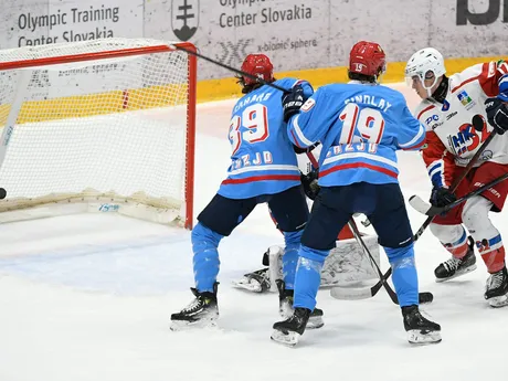 Gól po teči Liama Pecarara (vľavo) zo Slovana počas 50. kola hokejovej Tipos extraligy HC Slovan Bratislava – HK 32 Liptovský Mikuláš. 