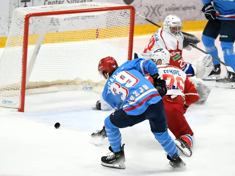 Liam Pecararo (Slovan) strieľa druhý gól počas 50. kola hokejovej Tipos extraligy HC Slovan Bratislava – HK 32 Liptovský Mikuláš.