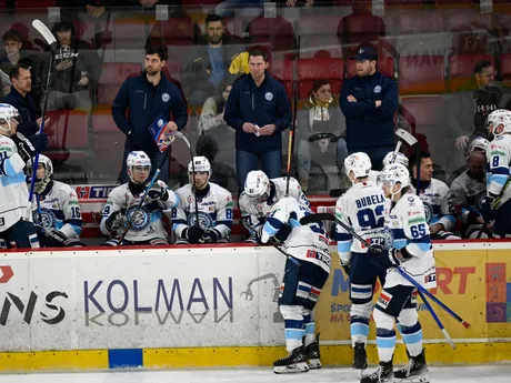 Na snímke hokejisti Nitry na striedačke v treťom zápase kvalifikácie o postup do play off Tipos extraligy.