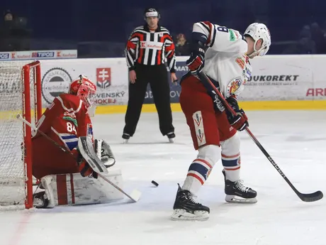 Aleksej Krasikov a Jozef Sládok (Zvolen) počas hokejovej kvalifikácie o postup do play off hokejovej Tipos extraligy medzi HK 32 Liptovský Mikuláš - HKM Zvolen.