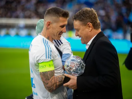 Na snímke ocenený Juraj Kucka (Slovan) s cenou Najlepší hráč Niké ligy za rok 2023 a prezident Únie ligových klubov Ivan Kozák.