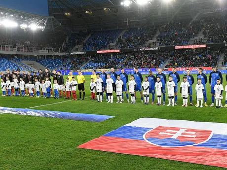 Tím Slovenska a vľavo tím Rakúska počas hymny pred začiatkom prípravného futbalového zápasu Slovensko - Rakúsko.