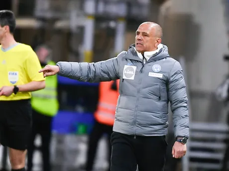 Tréner slovenskej futbalovej reprezentácie Francesco Calzona gestikuluje počas prípravného medzištátneho futbalového stretnutia Slovensko - Rakúsko.