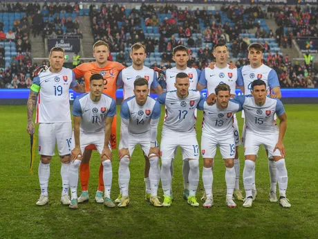 Hráči Slovenska pózujú pre skupinovú fotografiu pred prípravným zápasom na ME 2024 Nórsko - Slovensko