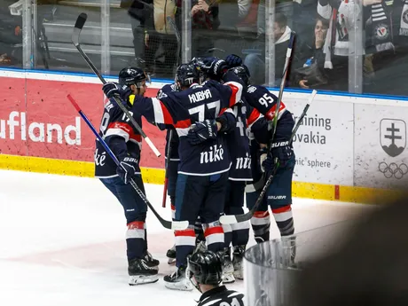 Hráči Slovana sa tešia po strelení gólu  počas štvrtého zápasu štvrťfinále play off hokejovej Tipos extraligy HC Slovan Bratislava - HC Košice.