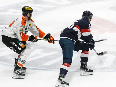 Brett Pollock (Košice) a Tomáš Török (Slovan) počas štvrtého zápasu štvrťfinále play off hokejovej Tipos extraligy HC Slovan Bratislava - HC Košice.
