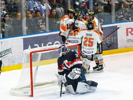 Hosťujúci hráči Košíc sa tešia po strelení gólu počas štvrtého zápasu štvrťfinále play off hokejovej Tipos extraligy HC Slovan Bratislava - HC Košice.