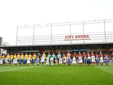 Nástup hráčov a rozhodcov pred zápasom 3. kola nadstavbovej časti Niké ligy vo futbale v skupine o titul FC Spartak Trnava - MŠK Žilina.