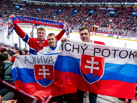 Slovenský fanúšikovia Juraj Slafkovského v zápase Montrealu proti Columbusu