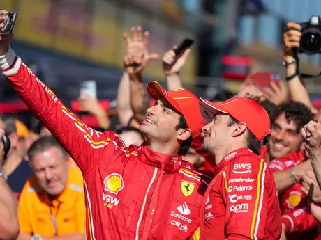 Piloti Ferrari Carlos Sainz (vľavo) a Charles Leclerc po Veľkej cene Austrálie 2024.