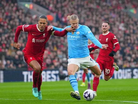 Virgil van Dijk a Erling Haaland v zápase Liverpool - Manchester City