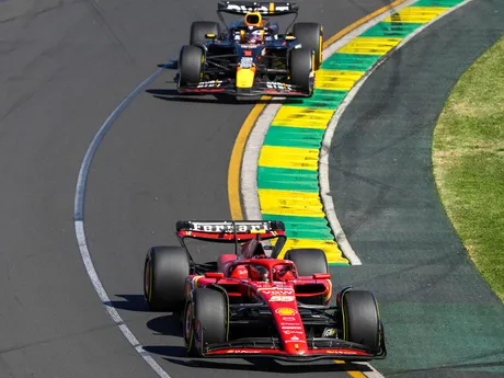 Carlos Sainz a za ním Max Verstappen počas Veľkej ceny Austrálie 2024.
