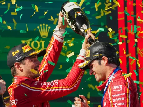 Piloti Ferrari Charles Leclerc (vľavo) a Carlos Sainz na pódiu po Veľkej cene Austrálie 2024.