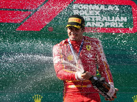 Carlos Sainz po triumfe na Veľkej cene Austrálie 2024.