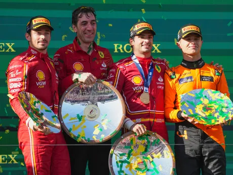 Carlos Sainz po triumfe na Veľkej cene Austrálie 2024, Charles Leclerc bol druhý, Lando Norris tretí.