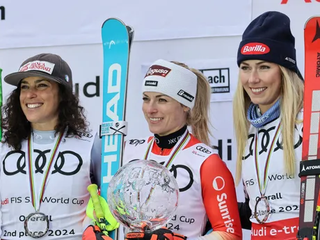 Trojica najlepších lyžiaroch sezóny 2023/24: uprostred víťazka veľkého glóbusu Lara Gutová-Behramiová, vľavo druhá Federica Brignoneová a vpravo tretia Mikaela Shiffrinová