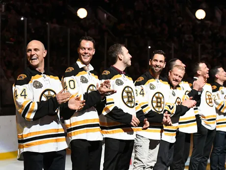 Víťazi Stanleyho pohára z roku 2011 pri oslavách storočnice Bostonu Bruins.