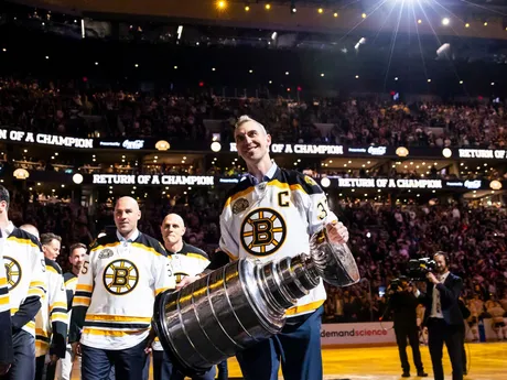 Víťazi Stanleyho pohára z roku 2011 pri oslavách storočnice Bostonu Bruins.