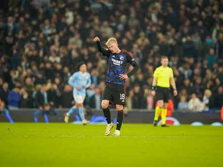 Futbalista FC Kodaň Orri Oskarsson po druhom góle Manchestru City.