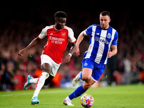 Bukayo Saka bojuje o loptu s Nicom Gonzalezom v odvetnom zápase osemfinále Arsenal Londýn - FC Porto Ligy majstrov.